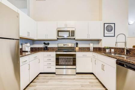 Cozysuites - 2Br With Direct Skybridge Access #1 Indianapolis Bagian luar foto