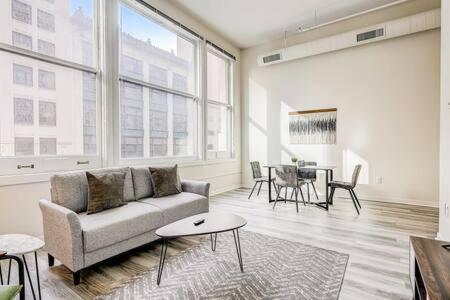 Cozysuites - 2Br With Direct Skybridge Access #1 Indianapolis Bagian luar foto