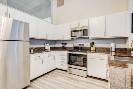Cozysuites - 2Br With Direct Skybridge Access #1 Indianapolis Bagian luar foto